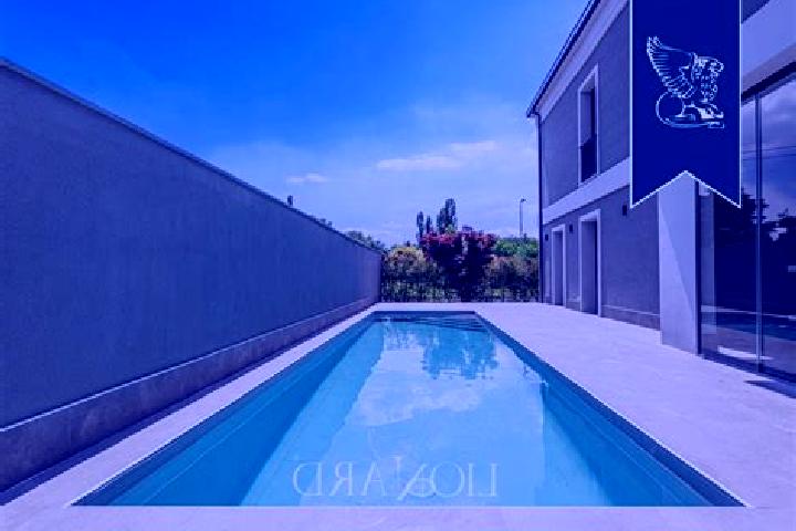 10 escort profiles in Vedano al Lambro, Italy. Browse companions, services, rates and book online. Incall and outcall available.