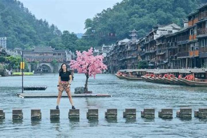 15 escort profiles in Fengchuan, China. Browse companions, services, rates and book online. Incall and outcall available.