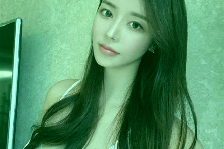 Abigail, 21 — Escort in Bailingmiao, China