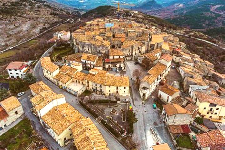 Abigail, 22 — Escort in Castelvecchio Calvisio, Italy