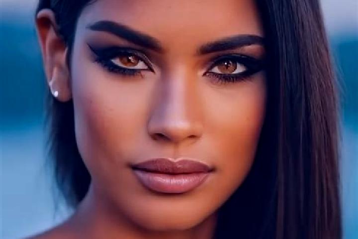 Abigail, 27, a auburn amber-eyed latina companion based in Manta. Offering CIM, Party Girl, Erotic Massage. Available for incall and outcall, day and evening...