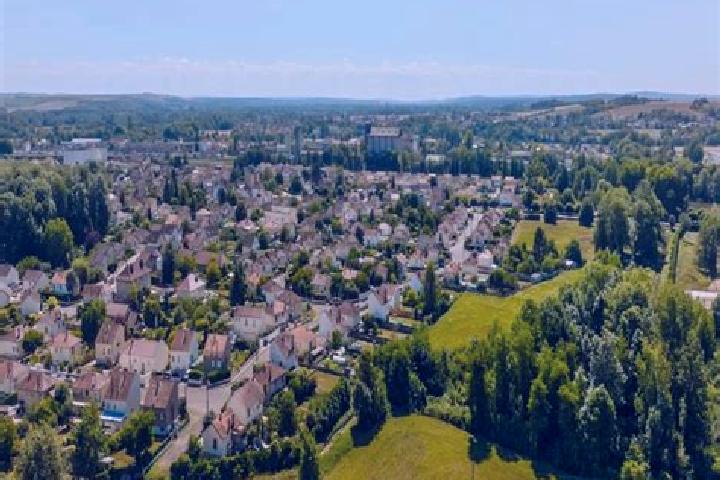 Addison, 20 — Escort in Laroche-Saint-Cydroine, France