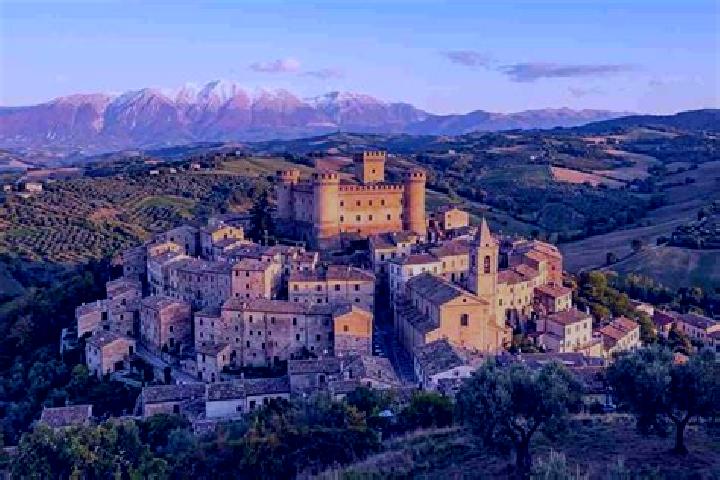 Addison, 22 — Escort in Loreto Aprutino, Italy