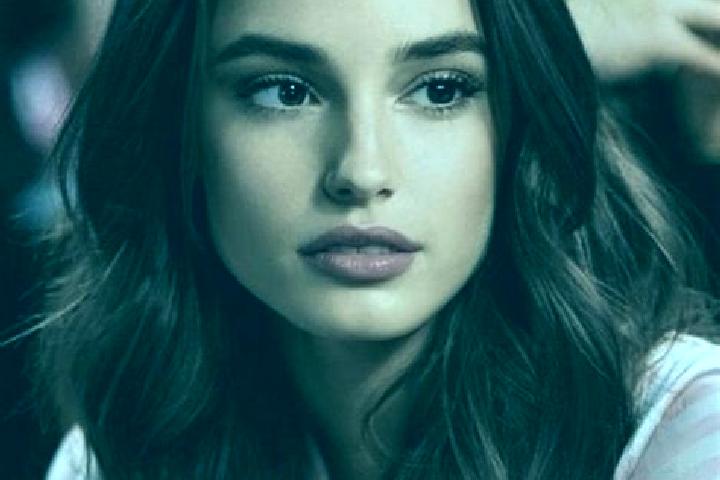 Addison, 38, a brunette brown-eyed middle eastern companion based in Pernant. Offering Domination, CIM, Deep French Kissing, Dinner Date. Available for incal...