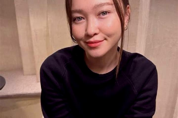 Addison, 38, a dark blonde blue-eyed asian companion based in Courrieres. Offering Party Girl, Couples, Travel Companion. Available for incall and outcall, d...