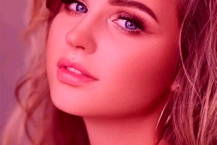 Alice, 21, a dark blonde blue-eyed middle eastern companion based in Vallecillo. Offering Travel Companion, Couples, Dinner Date, Roleplay, Party Girl. Avail...