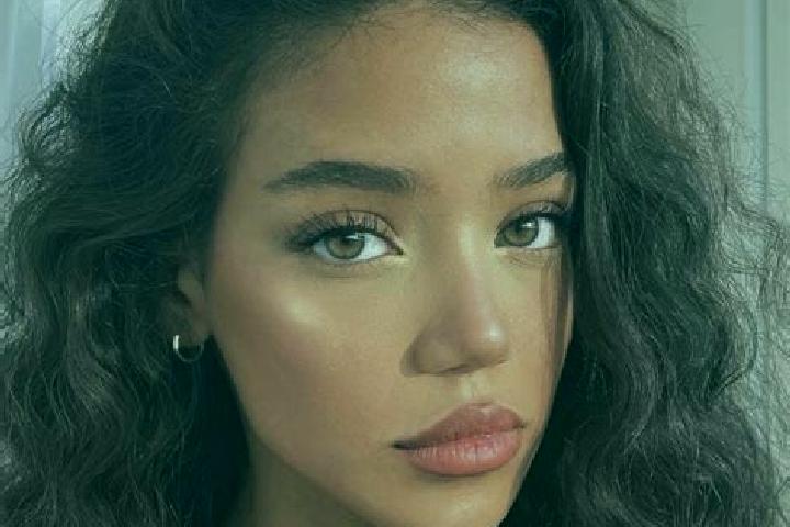 Alice, 22, a black brown-eyed caucasian companion based in Tavannes. Offering Dinner Date, Duos, OWO. Available for incall and outcall, day and evening dates.