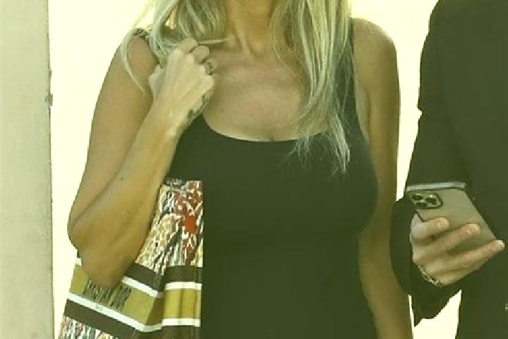 Alice, 23, a blonde brown-eyed ebony companion based in Beverly Hills. Offering 69, Domination, Dinner Date. Available for incall and outcall, day and evenin...