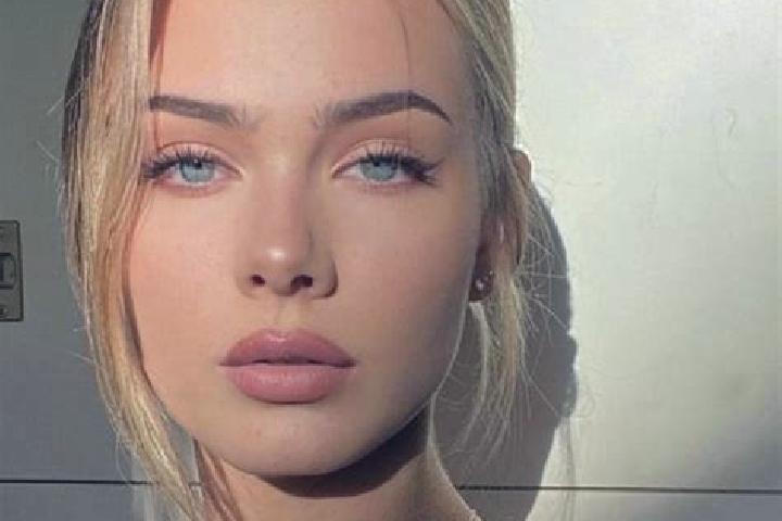Alice, 23, a red grey-eyed european companion based in Chaussin. Offering Party Girl, Overnight. Available for incall and outcall, day and evening dates.