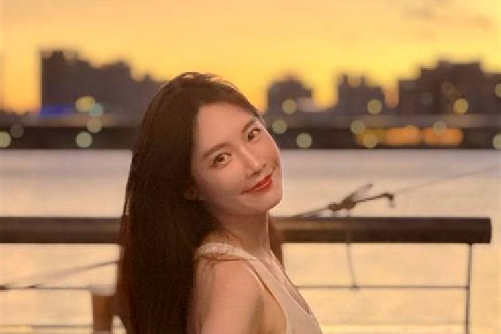 Alice, 23 — Escort in Huangmaoyuan, China
