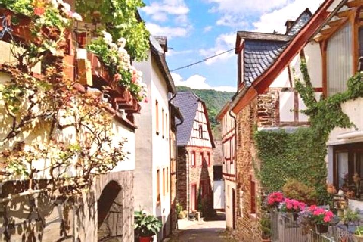 Alice, 26 — Escort in Bremm, Germany