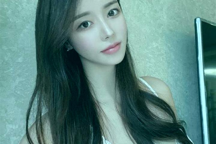 Alice, 27 — Escort in Lahayong, Indonesia