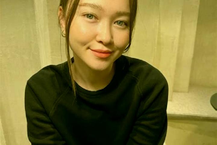 Alice, 28, a dark blonde blue-eyed asian companion based in Hillsborough. Offering Couples, Massage, Dinner Date. Available for incall and outcall, overnight...
