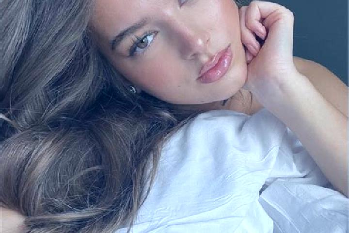 Alice, 28, a red hazel-eyed latina companion based in Pulaupanggung. Offering Dinner Date, Deep French Kissing, Massage, BDSM. Available for incall and outca...