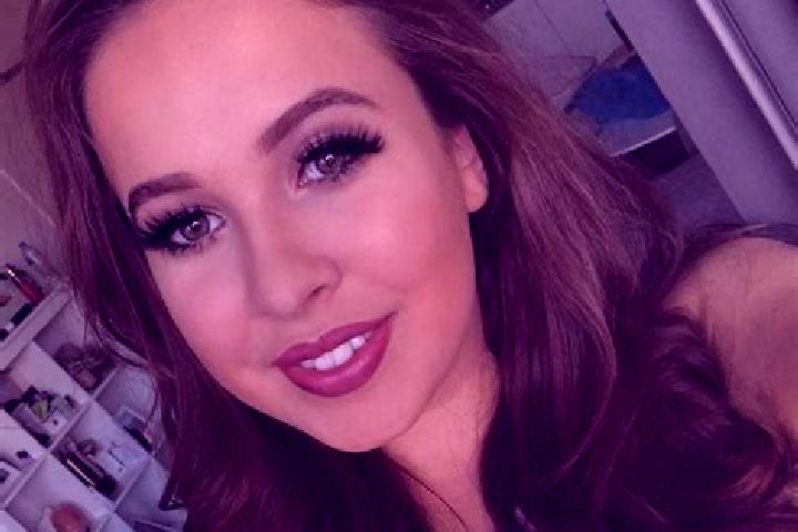 Alice, 29, a red grey-eyed european companion based in Marin. Offering CIM, Party Girl, Striptease. Available for incall and outcall, day and evening dates.