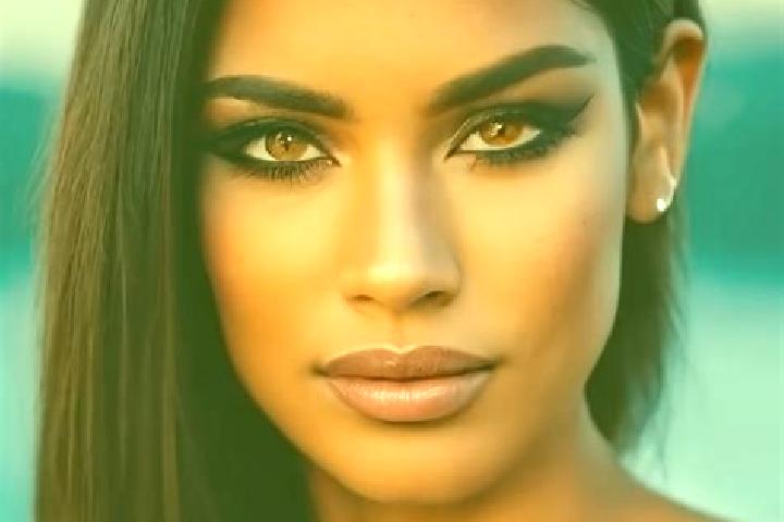 Alice, 39, a black grey-eyed latina companion based in Praesto. Offering Roleplay, Massage, OWO, Overnight. Available for incall and outcall, overnight booki...
