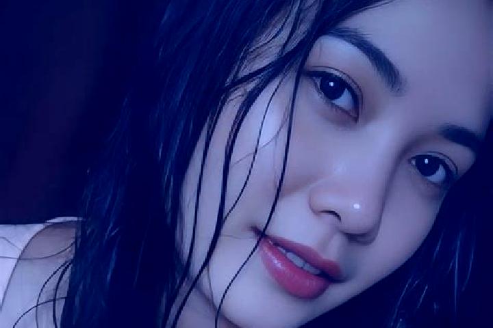 Amelia, 20 — Escort in Bulak, Indonesia