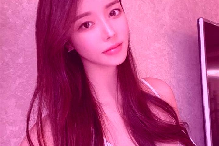 Amelia, 21 — Escort in Jinggongqiao, China