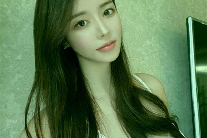 Amelia, 23 — Escort in Jiuheyuan, China