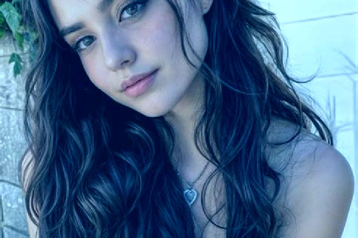 Amelia, 25, a auburn hazel-eyed latina companion based in Villa d Ogna. Offering Duos, Prostate Massage, Erotic Massage. Available for incall and outcall, da...
