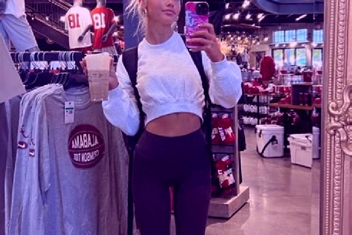 Amelia, 27 — Escort in Ayer s Cliff, Canada