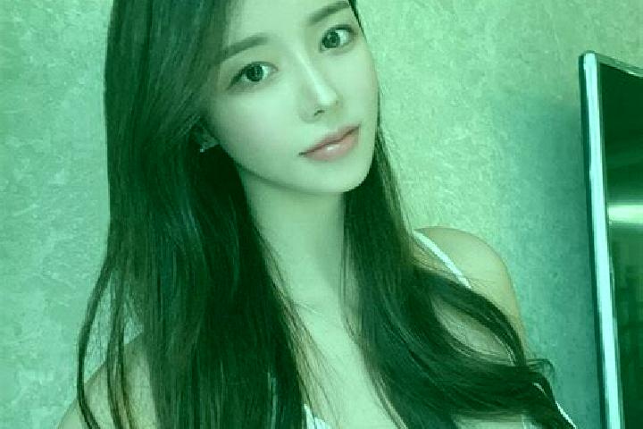 Amelia, 27 — Escort in Caowu, China
