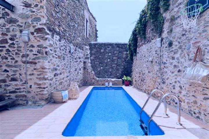 Amelia, 28 — Escort in Garriguella, Spain