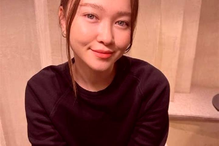Amelia, 29, a dark blonde blue-eyed asian companion based in Meerane. Offering GFE, Tantra, CIM, Domination, Massage. Available for incall and outcall, overn...