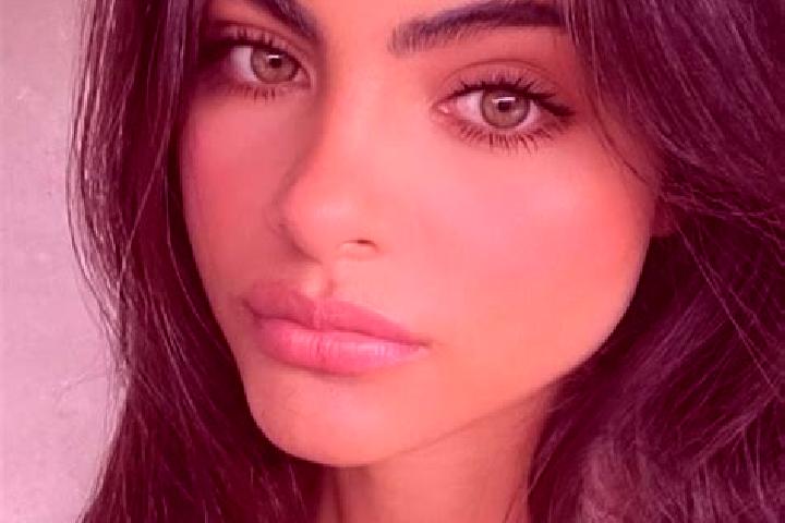 Amelia, 30, a brunette green-eyed caucasian companion based in Gumboele. Offering OWO, Striptease, CIM. Available for incall and outcall, day and evening dates.