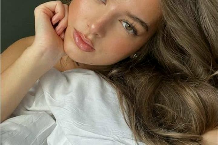 Amelia, 30, a brunette hazel-eyed latina companion based in Moyvillers. Offering Erotic Massage, Travel Companion, Domination, Dinner Date. Available for inc...