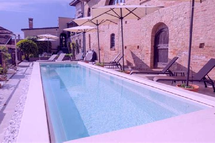 Amelia, 33 — Escort in Castiglione Falletto, Italy