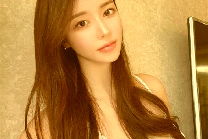 Amelia, 33 — Escort in Huliao, China