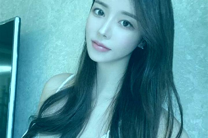 Amelia, 35 — Escort in Wungwung, Indonesia