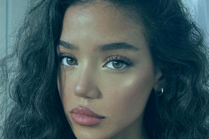 Aria, 21, a red brown-eyed ebony companion based in Mucientes. Offering 69, OWO, Party Girl, Dinner Date. Available for incall and outcall, overnight booking...