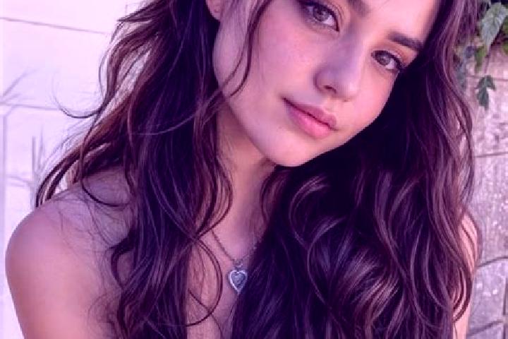 Aria, 23, a auburn amber-eyed indian companion based in Binswangen. Offering Deep French Kissing, Dinner Date, BDSM, Couples, Tantra. Available for incall an...