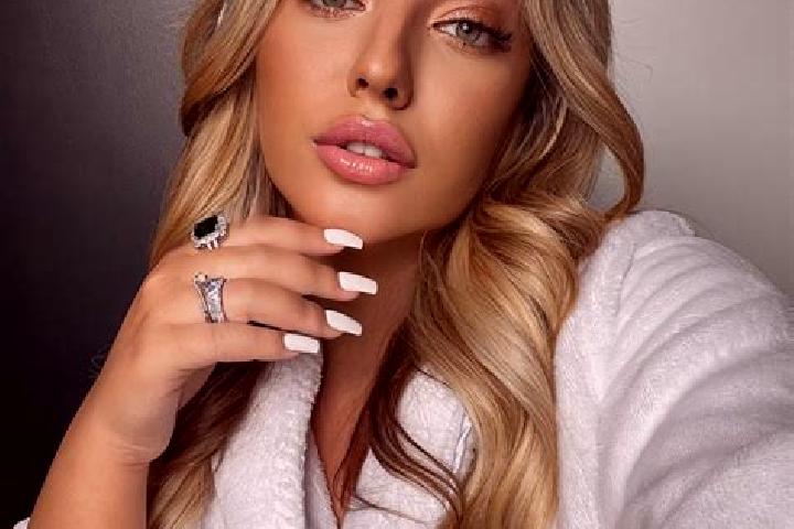 Aria, 23 — Escort in Hampton, Canada