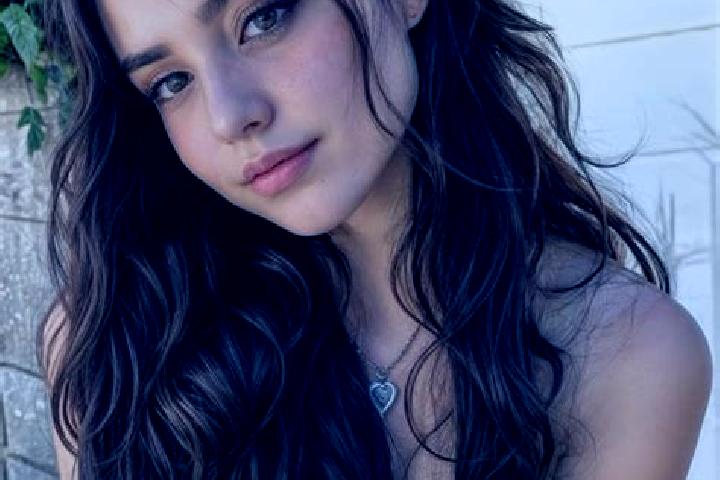 Aria, 25, a auburn hazel-eyed mixed companion based in Texanna. Offering Massage, Travel Companion, Prostate Massage, Couples. Available for incall and outca...