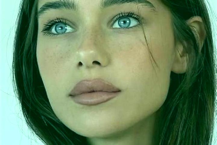 Aria, 25, a brunette brown-eyed slavic companion based in Crehen. Offering BDSM, Massage, CIM, OWO. Available for incall and outcall, day and evening dates.