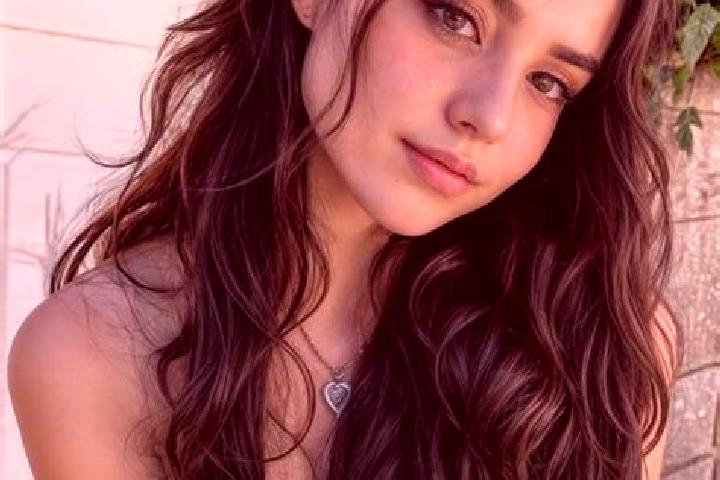 Aria, 25, a brunette hazel-eyed ebony companion based in El Meje. Offering Dinner Date, Roleplay, GFE. Available for incall and outcall, day and evening dates.