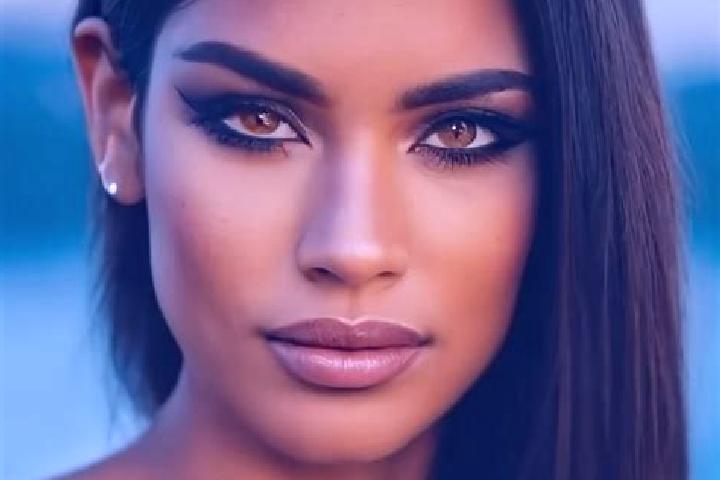 Aria, 25, a red dark-eyed latina companion based in Senekal. Offering GFE, Deep French Kissing, Party Girl, Fetish. Available for incall and outcall, day and...