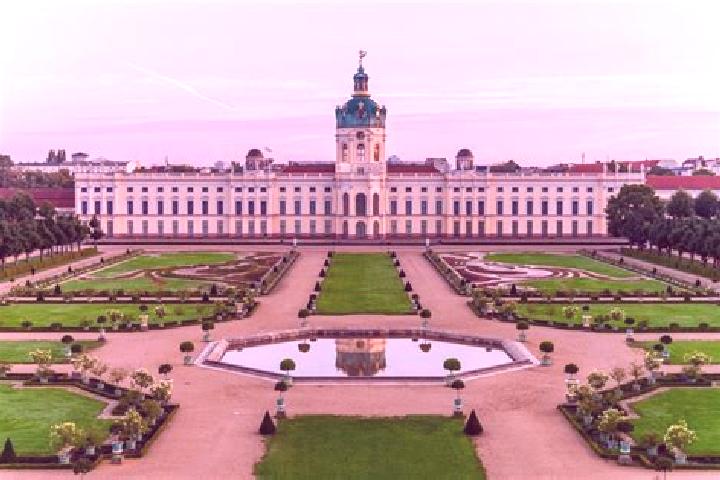 Aria, 26 — Escort in Charlottenburg, Germany