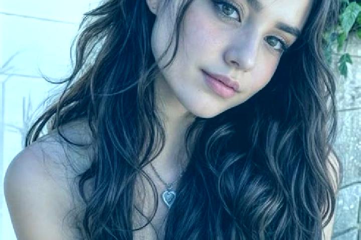 Aria, 32, a brunette hazel-eyed latina companion based in Farges-les-Chalon. Offering OWO, Travel Companion, A-Level, Party Girl. Available for incall and ou...