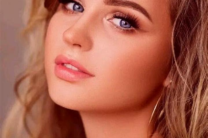 Aria, 33, a dark blonde blue-eyed mediterranean companion based in Ffestiniog. Offering Overnight, A-Level, Dinner Date, Party Girl. Available for incall and...