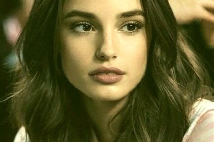 Aria, 36, a brunette brown-eyed indian companion based in Klek. Offering GFE, Couples, Erotic Massage. Available for incall and outcall, overnight bookings a...