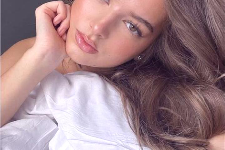 Aria, 37, a brunette hazel-eyed latina companion based in Centenary Heights. Offering Duos, CIM, Deep French Kissing, Massage. Available for incall and outca...