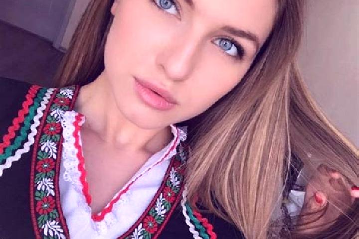 Aria, 38, a dark blonde green-eyed slavic companion based in Santa Isabel. Offering Dinner Date, Deep French Kissing, Massage. Available for incall and outca...