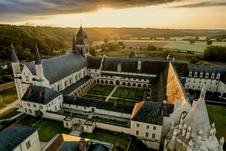 Ariana, 20 — Escort in Fontevraud-l Abbaye, France