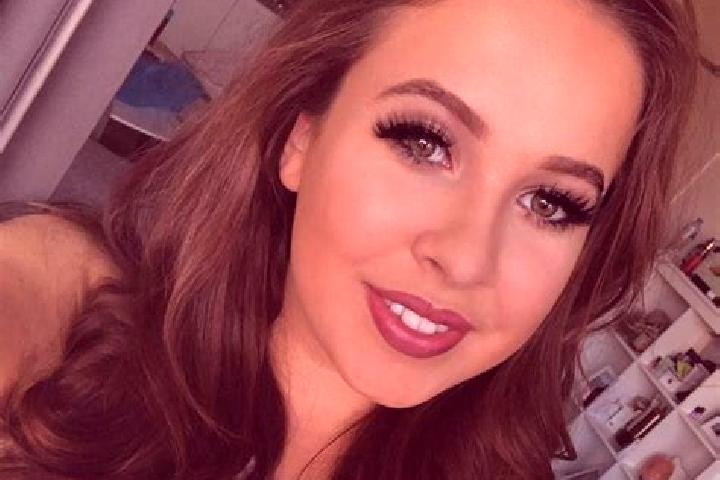 Ariana, 22, a auburn hazel-eyed latina companion based in San Pedro Cajonos. Offering Striptease, Tantra, Overnight, Erotic Massage, OWO. Available for incal...