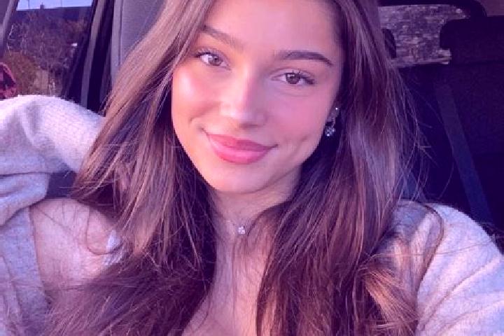 Ariana, 22, a brunette green-eyed caucasian companion based in Questa. Offering Duos, Couples, Domination, Party Girl. Available for incall and outcall, day ...