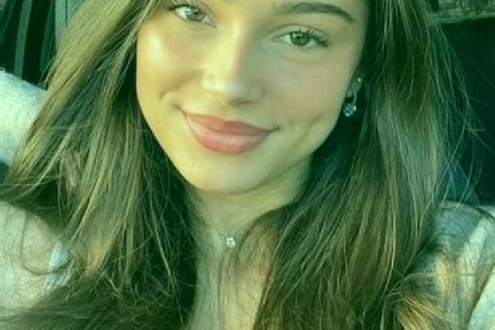 Ariana, 22, a brunette hazel-eyed latina companion based in Sanderstead. Offering Dinner Date, Prostate Massage, Couples. Available for incall and outcall, o...